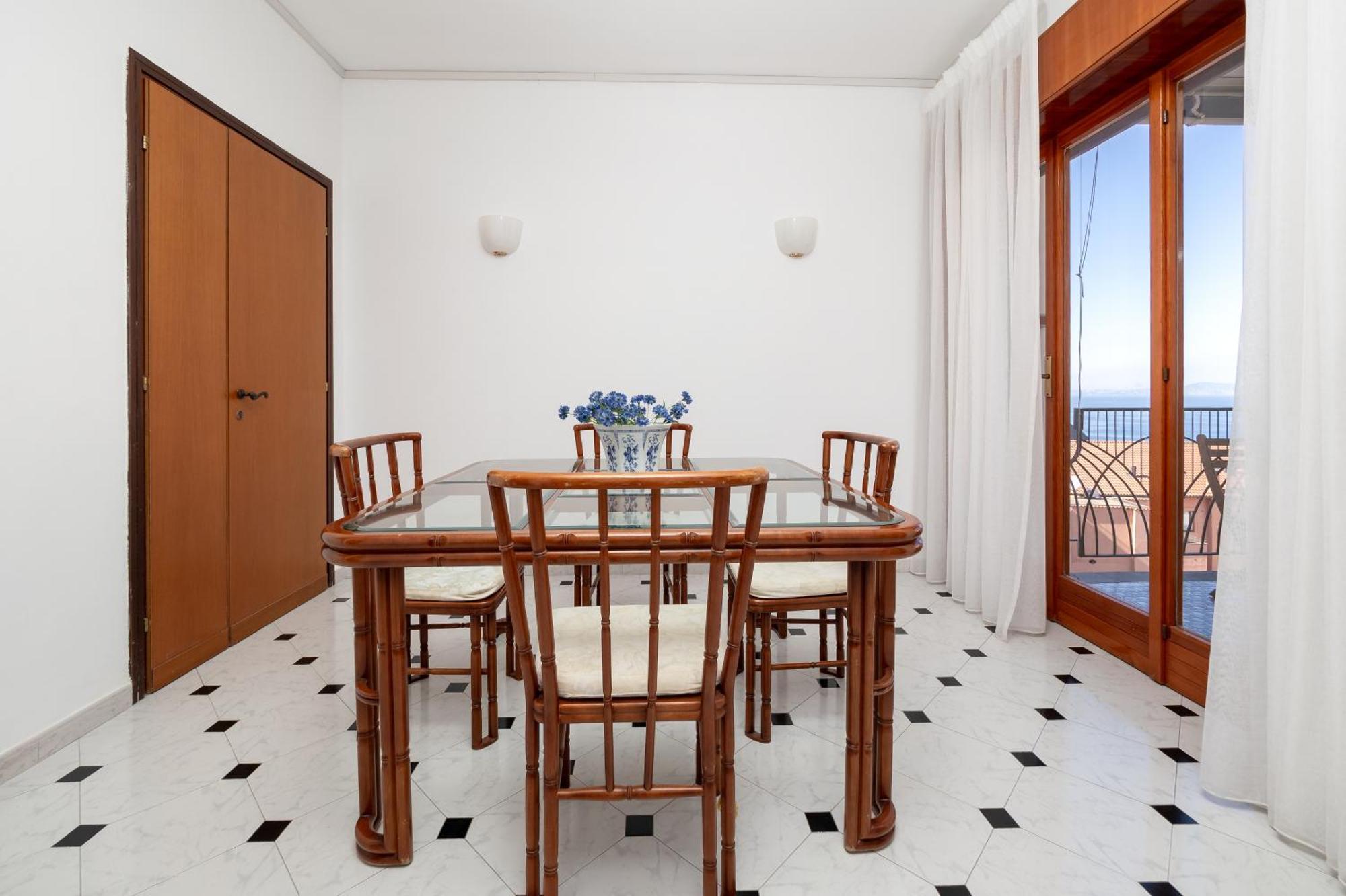 Capo Sereno - Large & Bright With Terrace *