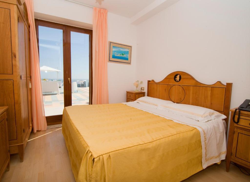 Grand Excelsior Vittoria Hotel 5*