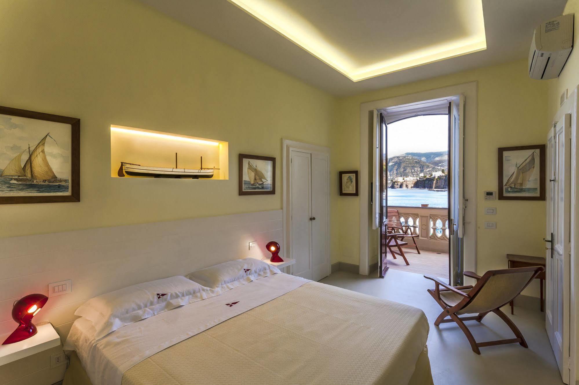 Yacht Club Capo Cervo Suites B&B 3* Sorrento