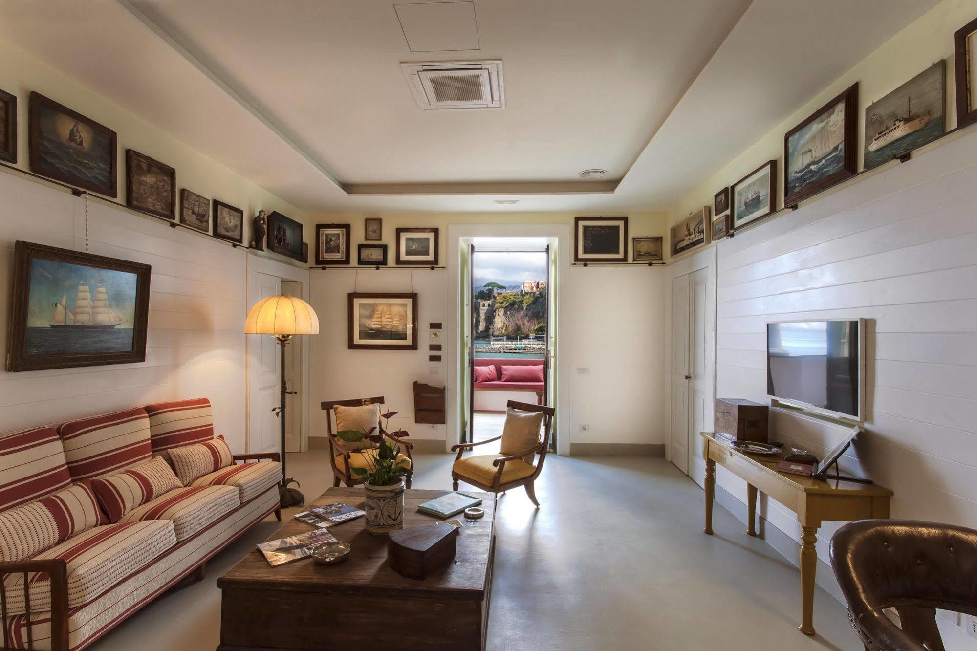 Yacht Club Capo Cervo Suites B&B 3* Sorrento